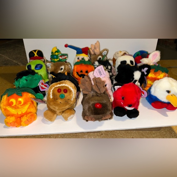 Bundle of 64 Puffkins P.V.C Pellets Collectible 1994 Swibco-NWT - Picture 6 of 16